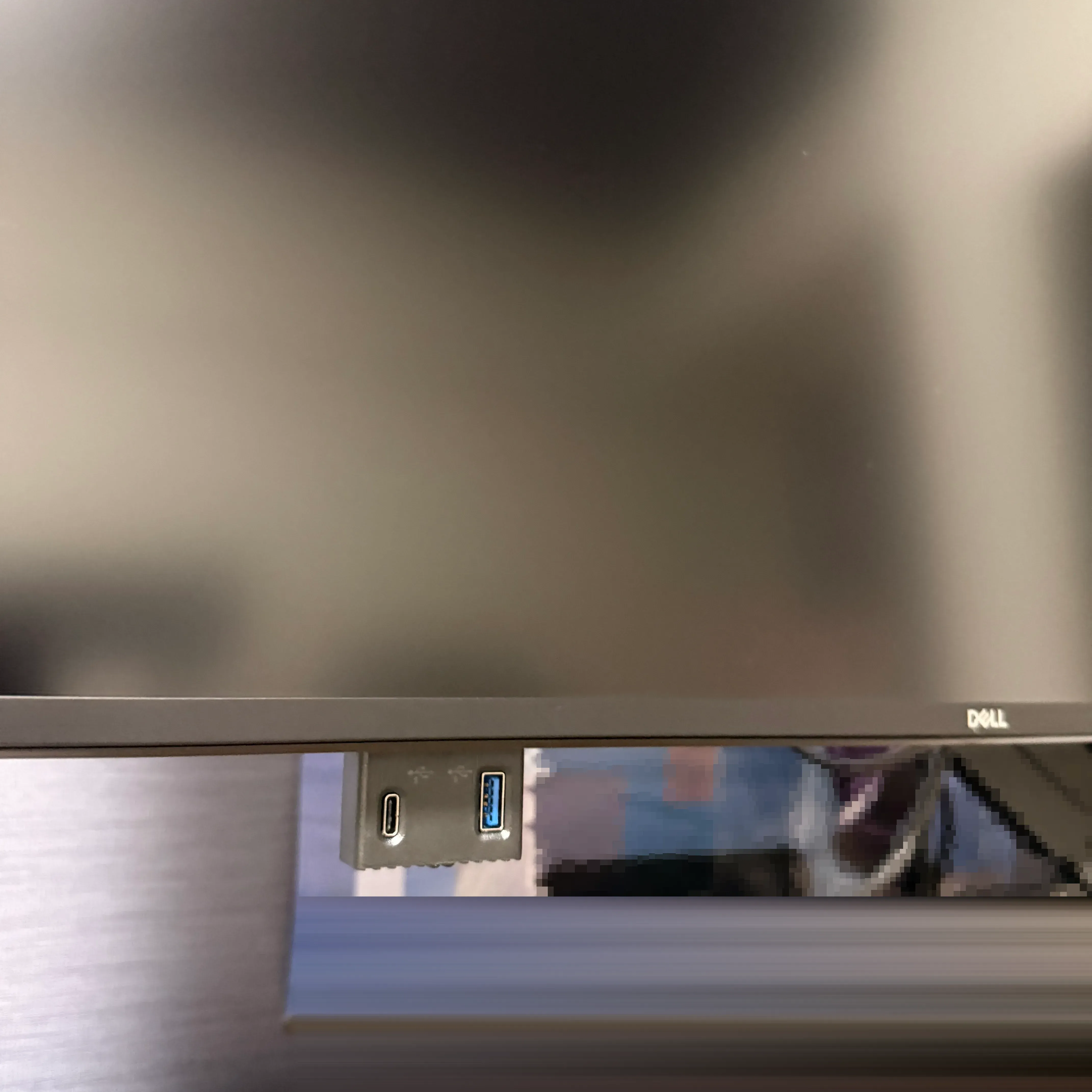 モニタ下面に隠れているUSB-CとUSB-Aポート。押し込むとせり出してくる