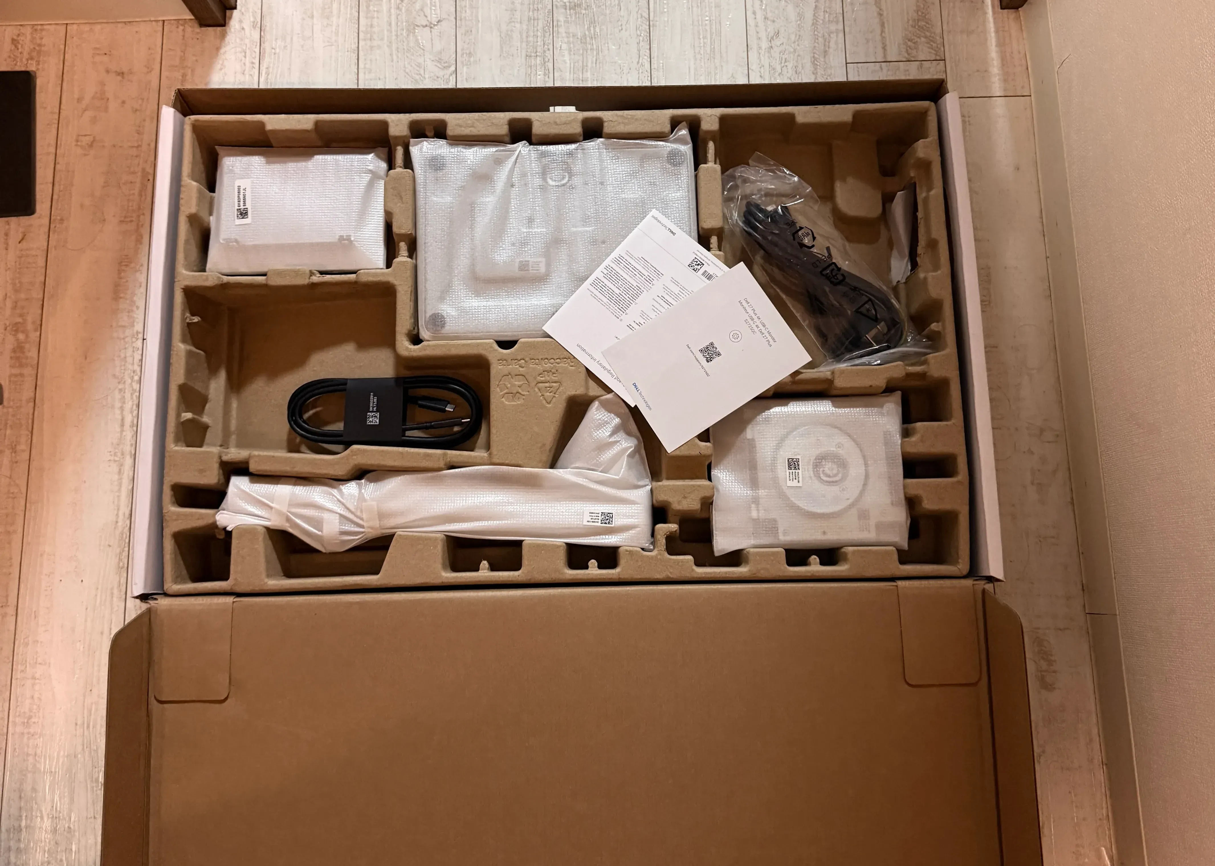 開封したところ。付属品が整然と並んでいる