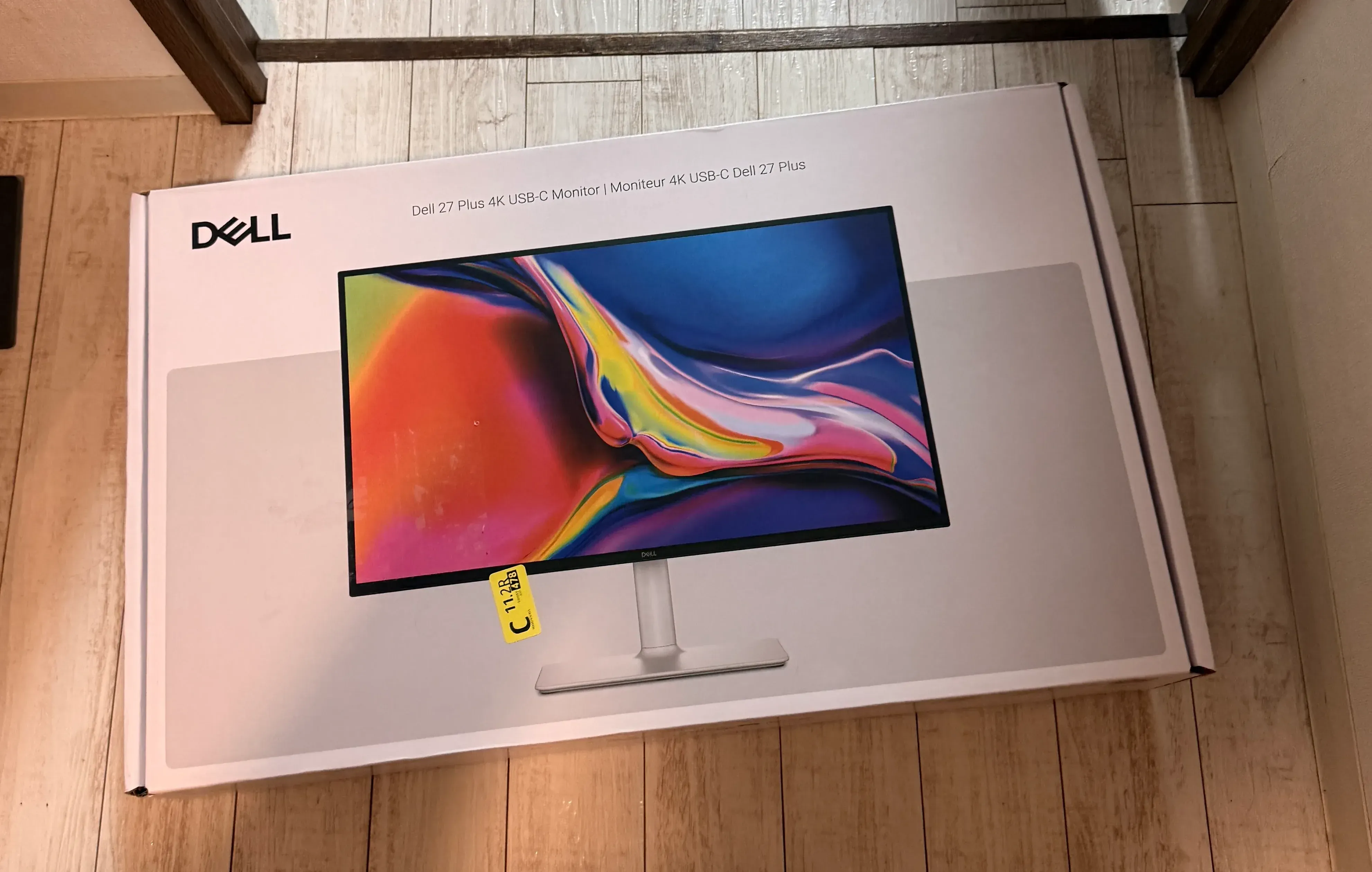 届いたモニタの箱。Dell 27 Plus 4K USB-C Monitorと記載されている